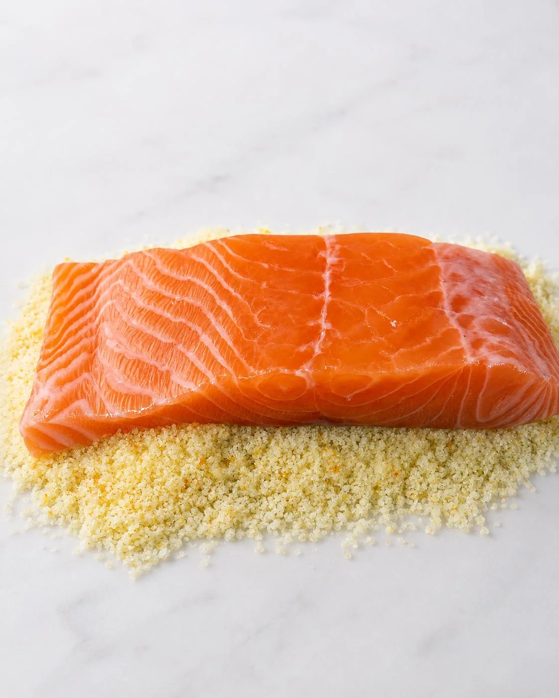 Pieza de salmón durante la preparación
