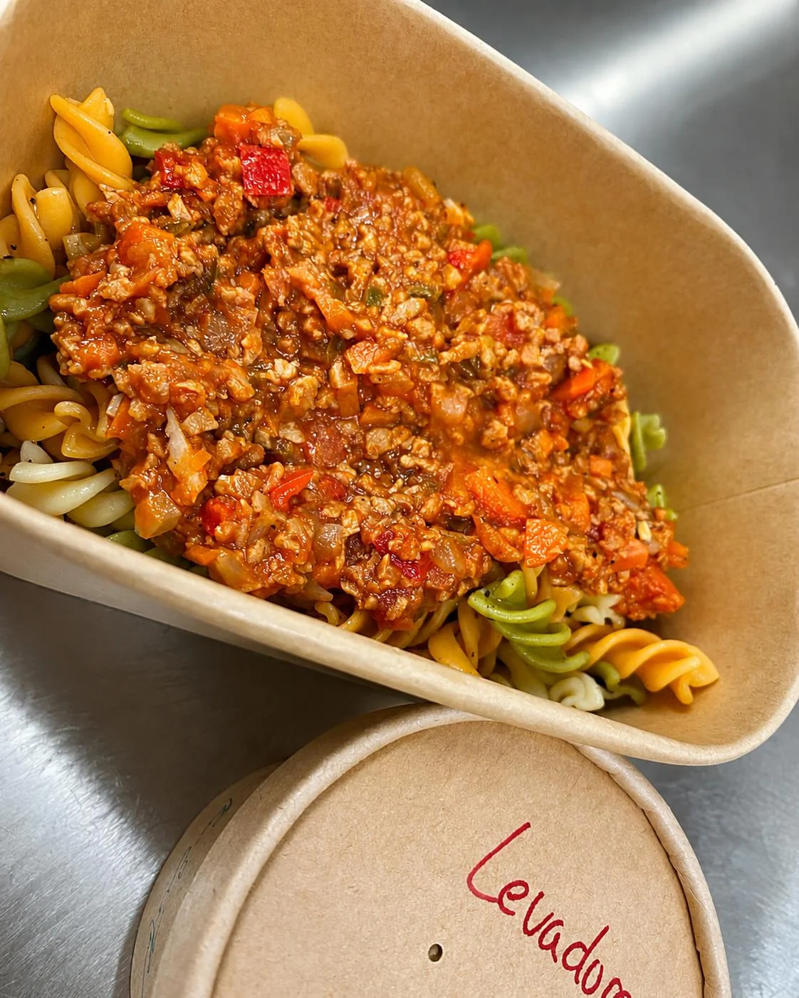 Plato de pasta con ragú y verduras
